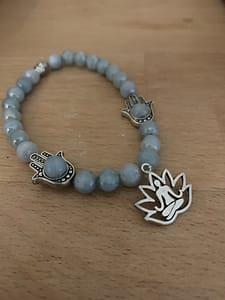 Armband aus Perlen mit Yogi.