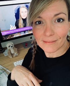 Ich sitze vor dem Rechner.