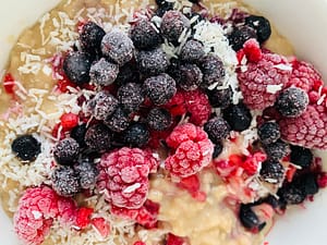 Porridge Bowl mit Himbeeren und Blaubeeren.