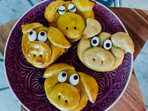 Vier Schweine aus Quark-Öl-Teig.