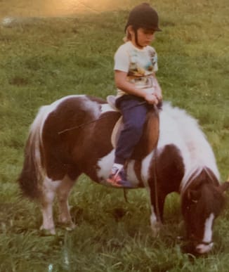 Kleines Mädchen sitzt auf einem Pony.