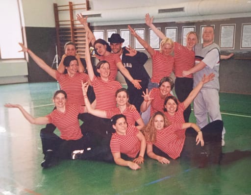 Eine Abschlussklasse der Sportschule Karlsruhe freut sich über die letzte, absolvierte Prüfung.