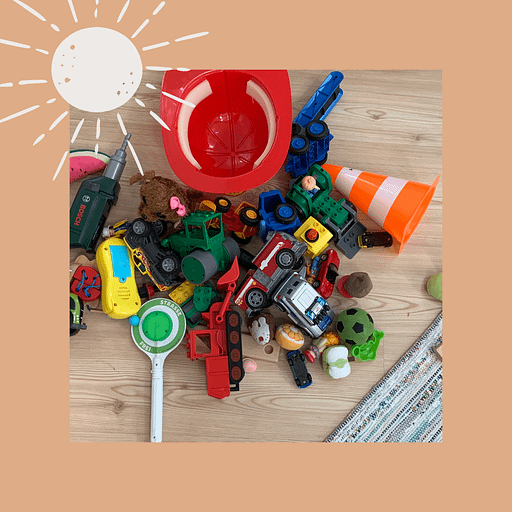 Verschiedene Spielsachen auf einem Haufen.