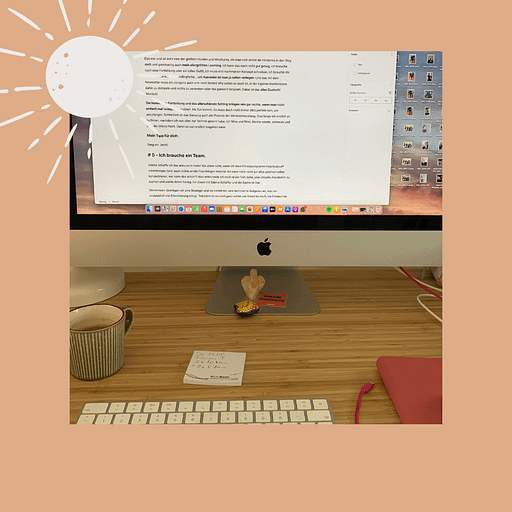 Arbeit am Computer mit Kaffeetasse.