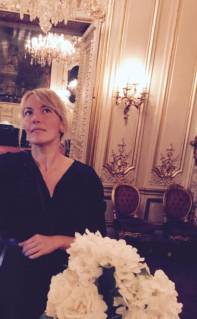 Claudi schaut in den Spiegel im Casino Baden-Baden